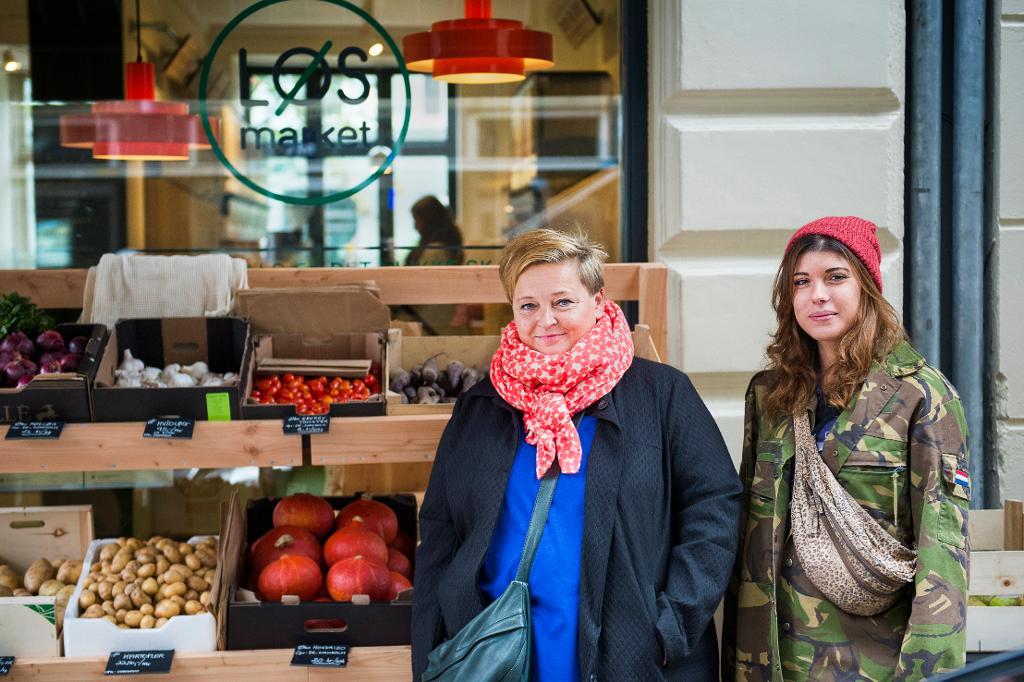 Karin Brahms och Michelle Lundstrøm har hört talas om den förpackningsfria butiken Løs Market via Facebook och nu tänker de bli stamkunder. (Foto: Emil Langvad/TT)