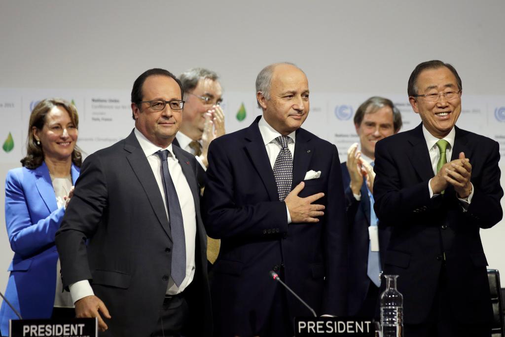 Frankrikes utrikesminister Laurent Fabius omgiven av president François Hollande (till vänster) och FN-chefen Ban Ki-Moon på klimatkonferensen i Paris i december förra året.
(Philippe Wojazer/AP/TT)