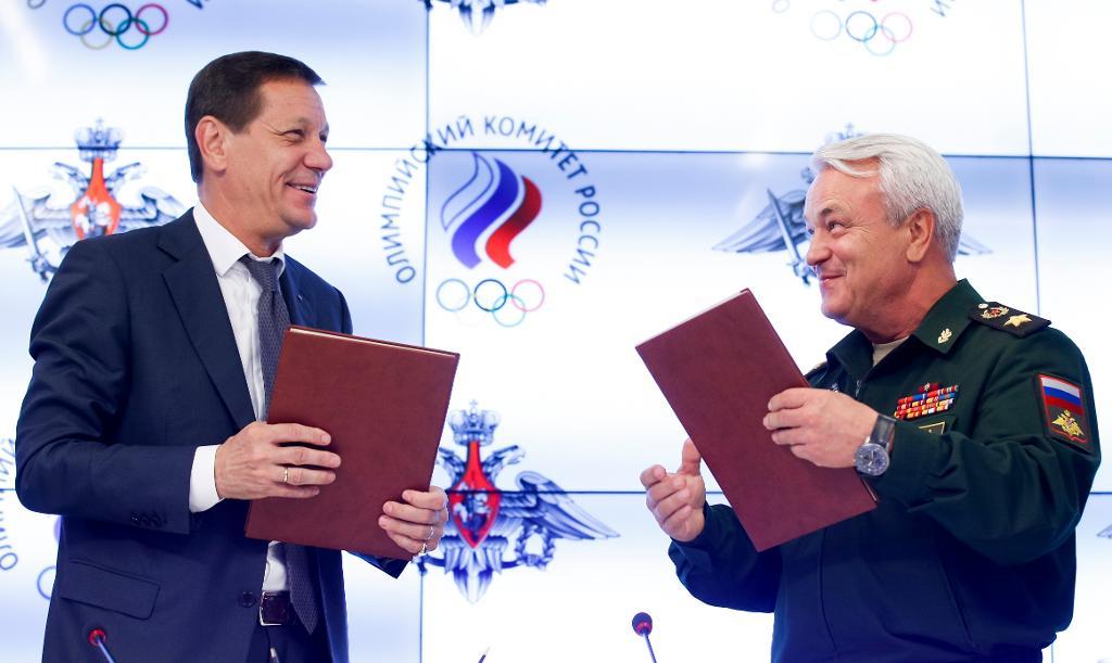 Nikolaj Pankov, till höger, sägs fundera på att nyöppna ryska militärbaser. Här är han tillsammans med Alexander Zhukov, chef för den ryska olympiska kommittén. (Foto: Alexander Zemlianichenko -arkivfoto)