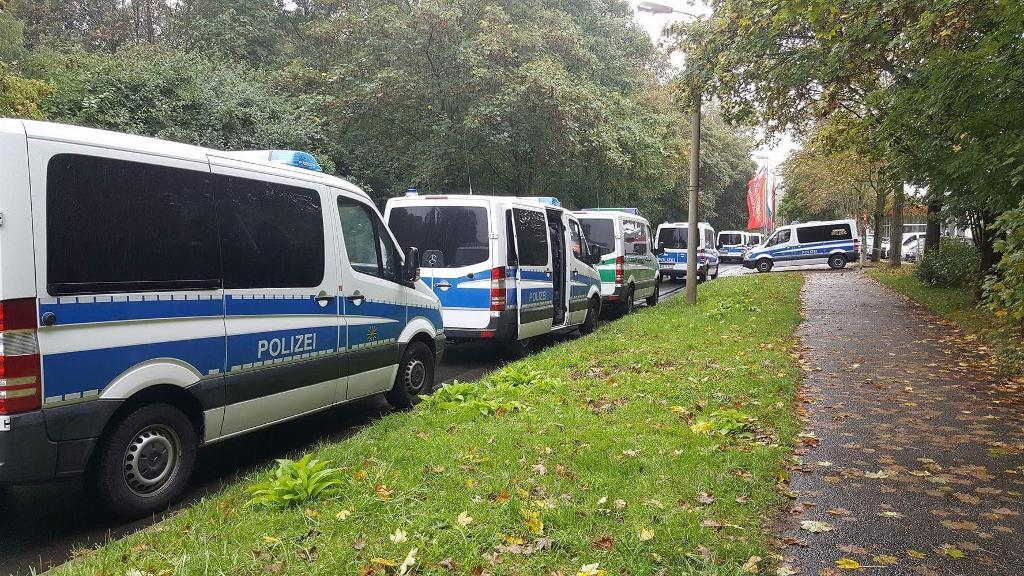 350282h1024.jpg
Polisbilar vid platsen för insatsen i Chemnitz.
(Bernd Maerz/AP/TT)