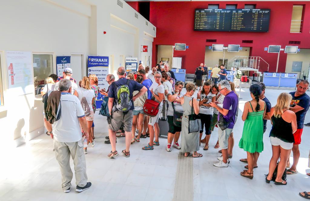 
Resenärer söker information på flygplatsen i Chania på Kreta i Grekland inför strejkhotet. (Foto: Halvard Alvik/NTB Scanpix/TT)