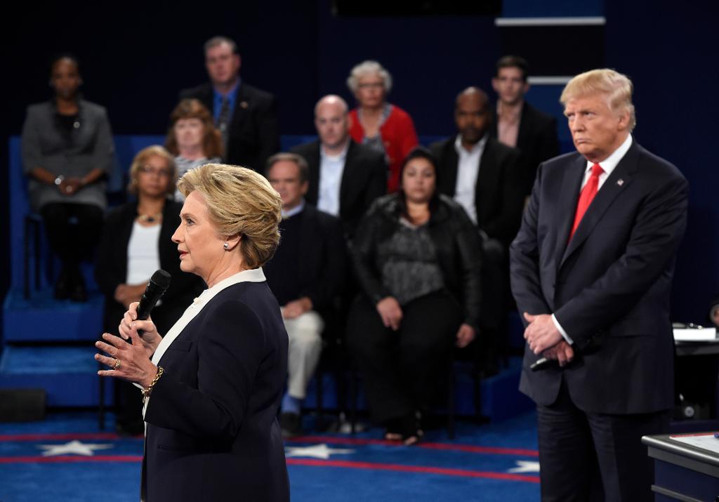 Hillary Clinton talar under debatten med Donald Trump vid Washington University. (Foto: Saul Loeb)