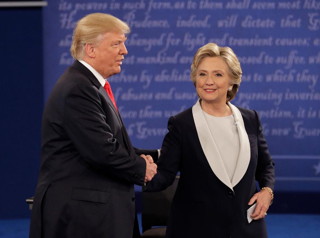 Donald Trump och Hillary Clinton skakade inte hand före debatten, men efteråt. (Foto: John Locher/AP/TT)