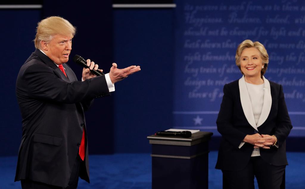 Donald Trump och Hillary Clinton drabbade samman under den andra tv-sända debatten. (Foto: John Locher /AP/TT)