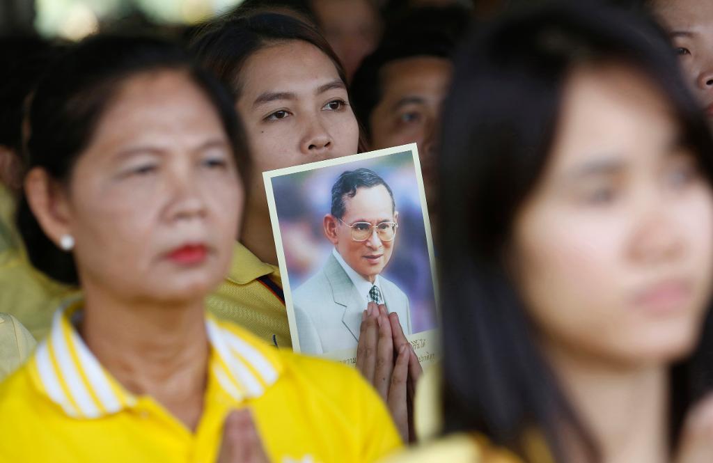 Människor ber för kungen vid Grand Palace, kungafamiljens residens, i Bangkok tidigare i år. (Foto: Sakchai Lalit)