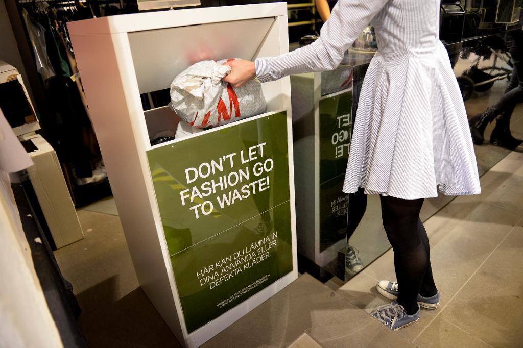 När klädjättar som H&M tar emot kläder bryter de mot lagen. Endast kommuner har rätt att ta emot kläder och textiler. (Foto: Jessica Gow TT-arkivbild)