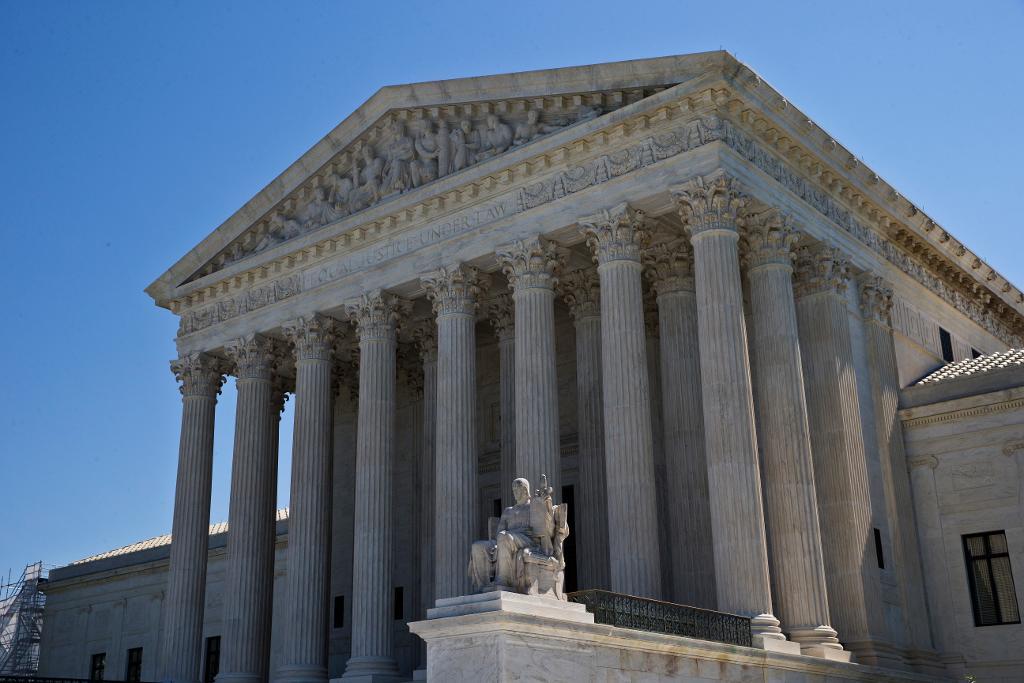 En av tvisterna mellan Apple och Samsung tas nu upp i USA:s högsta domstol i Washington. (Foto: Alex Brandon/AP/TT-arkivbild)