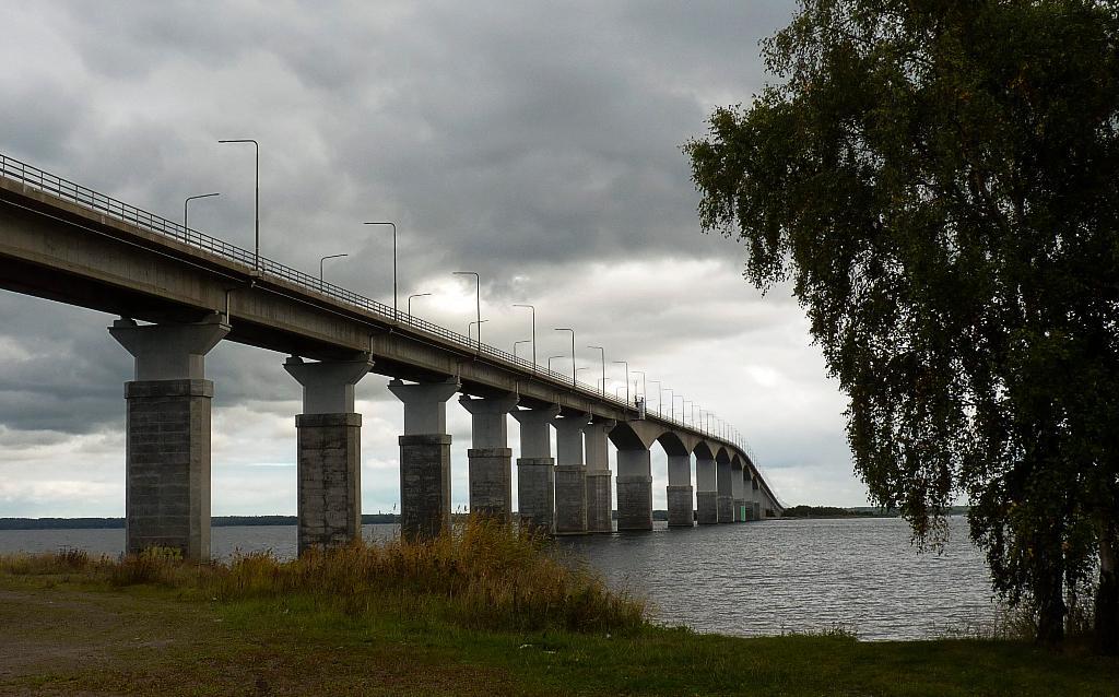 Som mest körs det 1 000 kubikmeter vatten per dygn över Ölandsbron för att släcka den värsta vattenbristen på ön. (Foto: Jonas Ekströmer / TT-arkivbild)