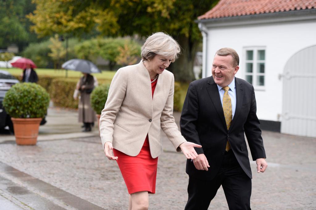 Theresa May har fullt sjå med att hantera brexit-processen, här vid en visit hos Danmarks statsminister Lars Løkke Rasmussen häromdagen. (Foto: Casper Holmenlund Christensen)