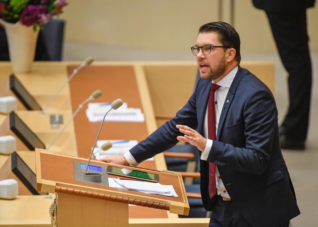 Sverigedemokraternas Jimmie Åkesson i talarstolen under onsdagens partiledardebatt. (Foto: Jessica Gow/TT)