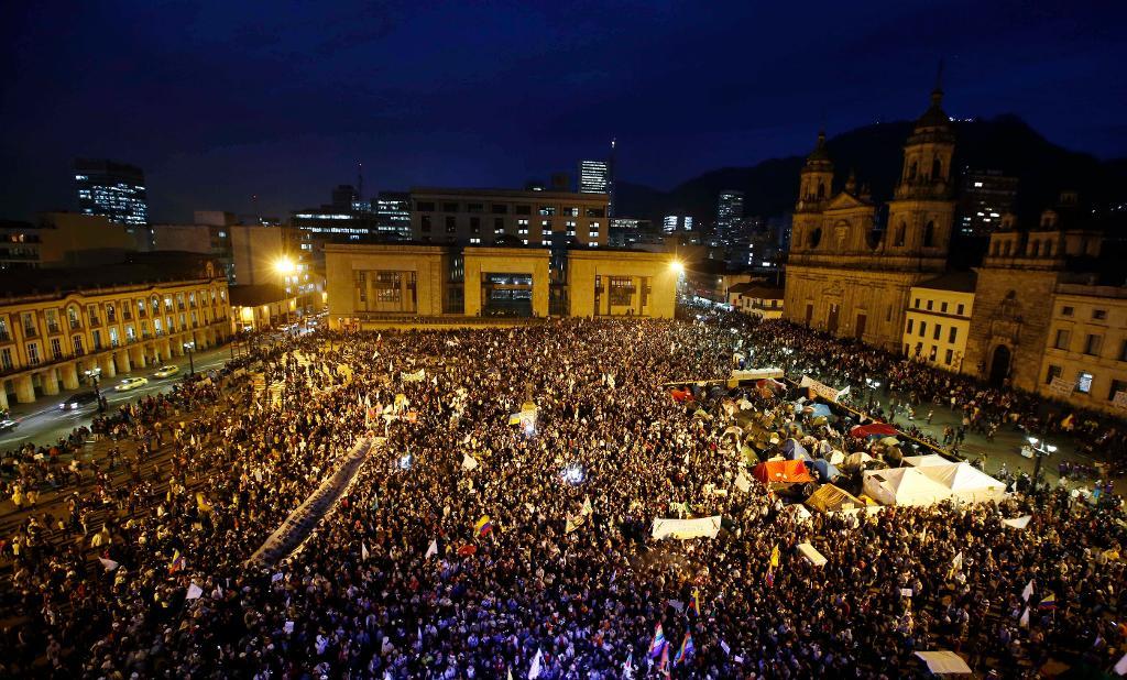 Människor samlade på Plaza Bolívar i Bogotá. (Foto: Fernando Vergara/AP/TT)