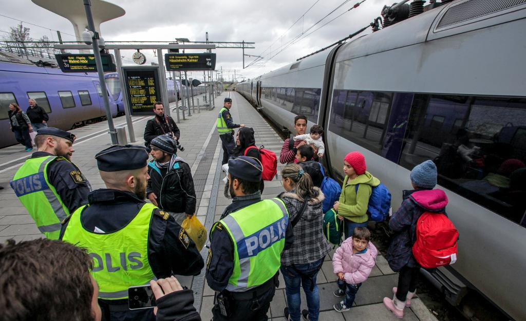 I november förra året infördes inre gränskontroller i Sverige för att få kontroll på tillströmningen av asylsökande. Snart måste Sverige ta ställning till om de ska vara kvar ett halvår till. (Foto: Stig-Åke Jönsson/TT-arkivbild)
