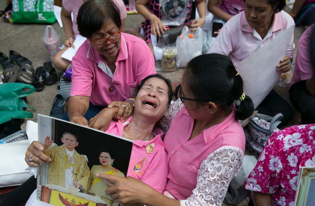 Thailändare vakar vid sjukhuset. (Foto: Wason Wanichakorn)