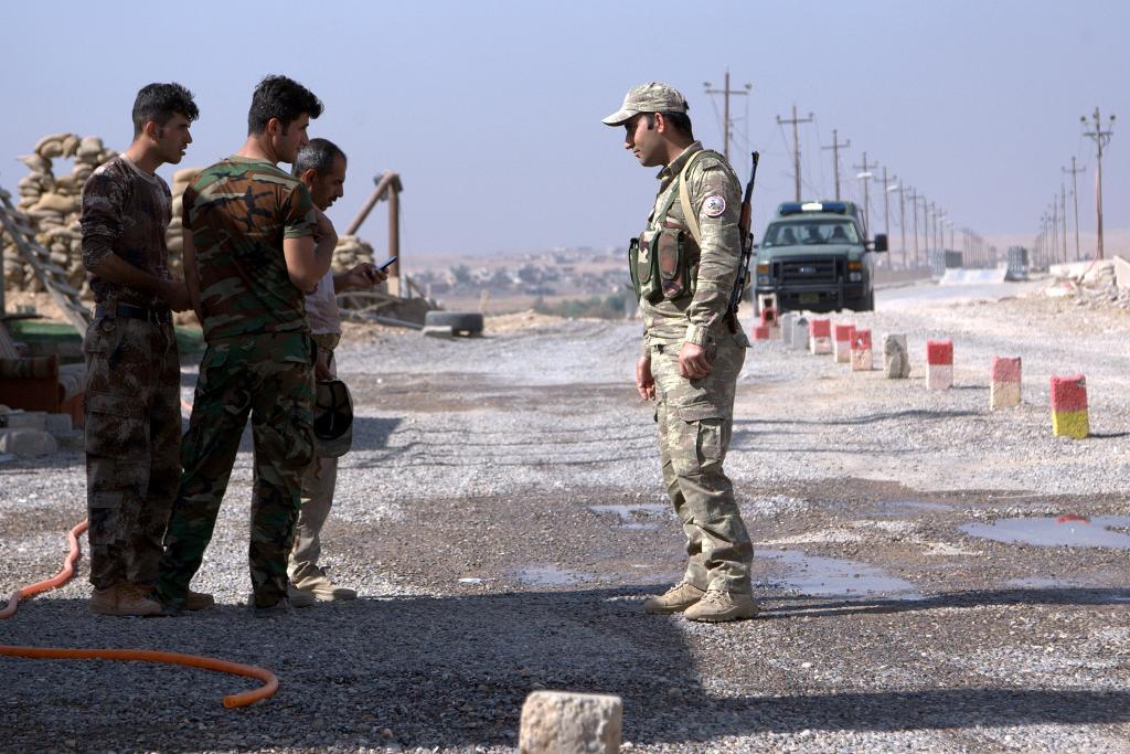 Kurdiska peshmergasoldater i staden Gwer nära Mosul. (Foto: Adam Schreck/AP/TT)