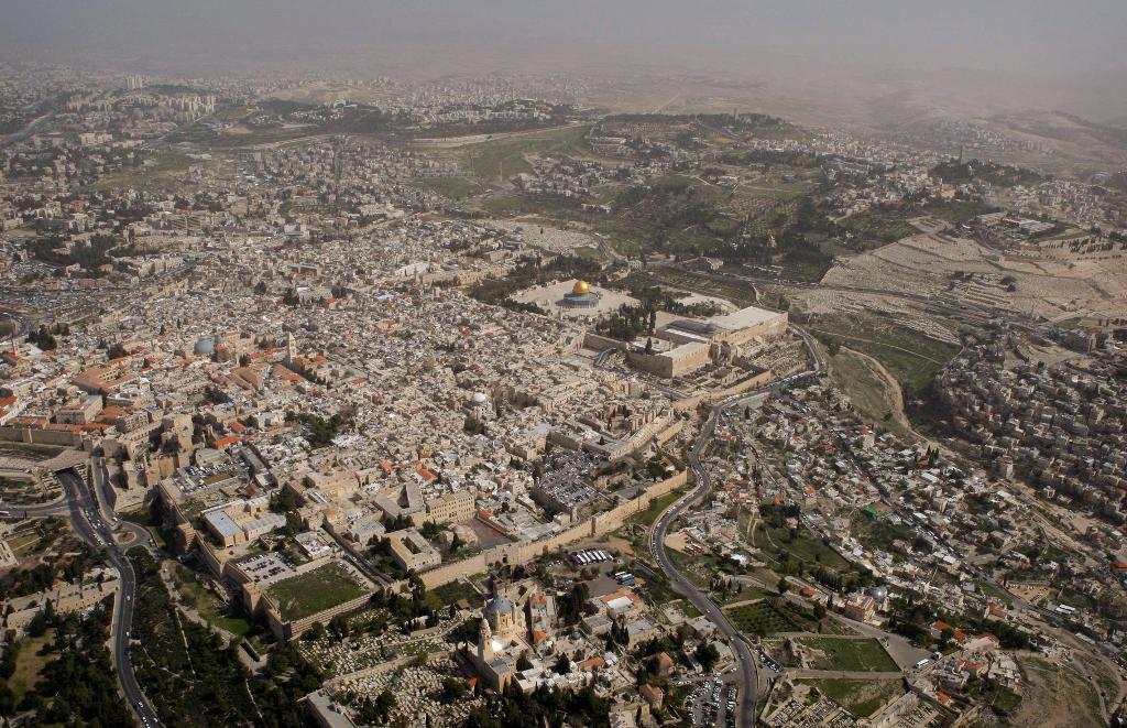 Översiktsvy över de gamla delarna av Jerusalem. I mitten av bilden syns al-Aqsa-moskén och den heliga plats som av judar benämns Tempelberget. (Foto: Ariel Schalit)