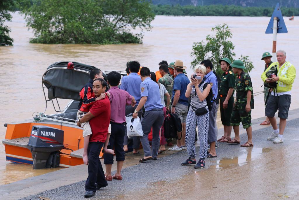 Turister evakueras från de centrala delarna av Vietnam, som drabbats hårt av kraftiga översvämningar. (Foto: AFP/TT)