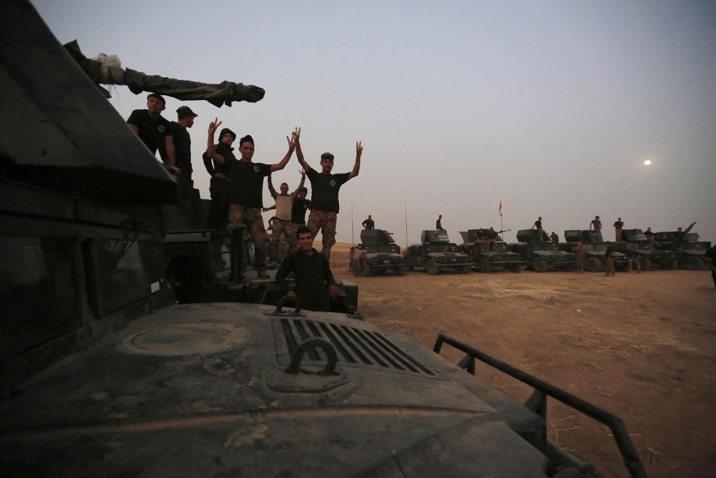 Irakiska antiterrorstyrkor samlades inför offensiven för att återta den IS-kontrollerade staden Mosul. (Foto: Khalid Mohammed/AP/TT)