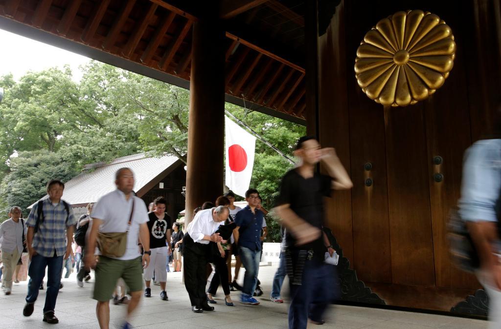 Besökare hedrar de japaner som dödades under andra världskriget vid helgedomen Yasukuni i samband med 71-årsdagen av krigets slut i augusti i år. (Foto: Shizuo Kambayashi/AP/TT-arkivbild)