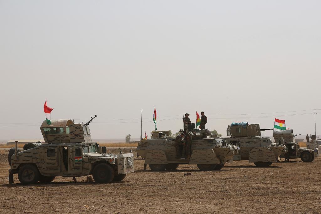 
En peshmergakonvoj kör på måndagen mot frontlinjen i Khazer, runt 30 kilometer öster om Mosul. (Foto: AP)