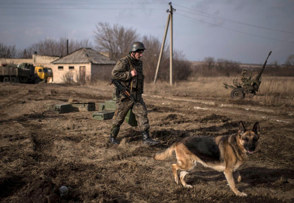 
En ukrainsk soldat patrullerar nära Debaltseve i östra Ukraina. (Foto: Evgeniy Maloletka/AP/TT-arkivbild)
