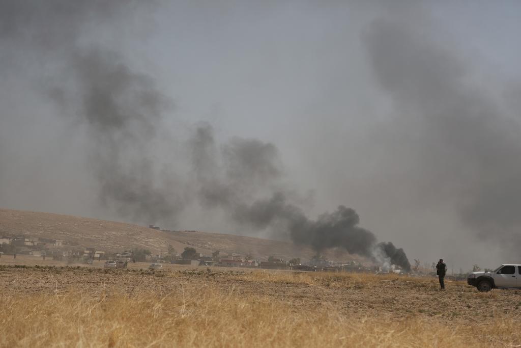 Rök stiger upp från Islamiska statens (IS) positioner efter ett flyganfall från den internationella koalitionen vid en by utanför Mosul i måndags. Militäroffensiven, ledd av irakiska styrkor, för att återta Mosul avancerar mot utkanterna av staden. (Foto: AP/TT)