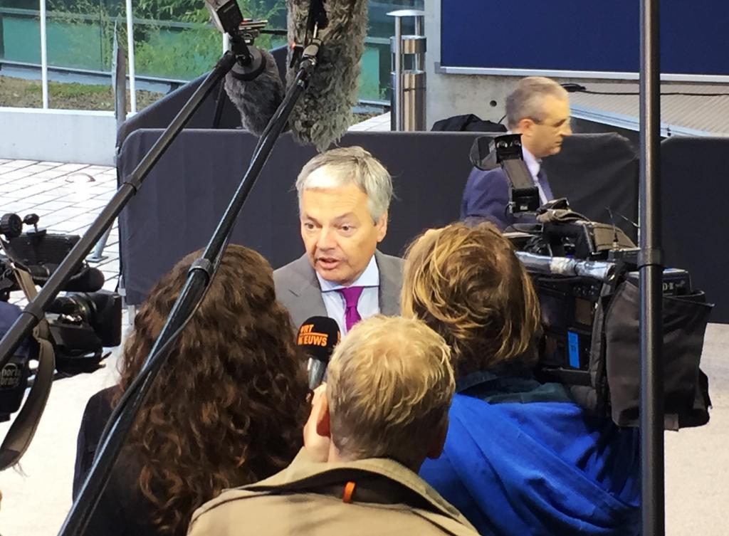 Belgiens utrikes- och handelsminister Didier Reynders omsvärmad av journalister inför dagens möte i Luxemburg. Foto: Wiktor Nummelin/TT-arkivbild)