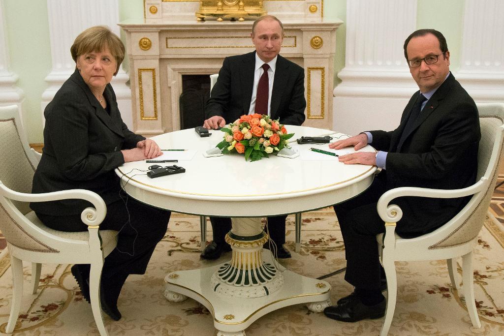 Tysklands förbundskansler Angela Merkel (till vänster), tillsammans med Rysslands president Vladimir Putin (mitten) och Frankrikes president François Hollande vid ett möte i Moskva i början av 2015. (Foto: Aleksandr Zemlianitjenko/AP/TT)