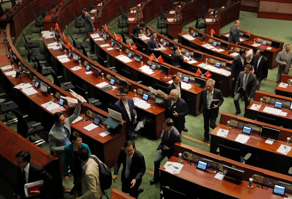 Parlamentsledamöterna lämnade salen. (Foto: Vincent Yu/AP/TT)