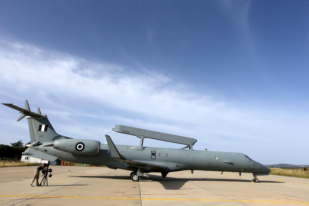 Saabs radarsystem Erieye kan användas av Saudiarabien i kriget i Jemen. Här är systemet monterat på ett grekiskt flygplan, som inte har med konflikten att göra. (Foto: Thanassis Stavrakis/AP/TT-arkivbild)