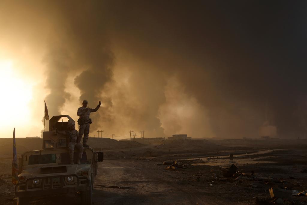 Rök stiger från ett av IS fästen efter ett flyganfall i Mosul i tisdags. (Foto: AP/TT)