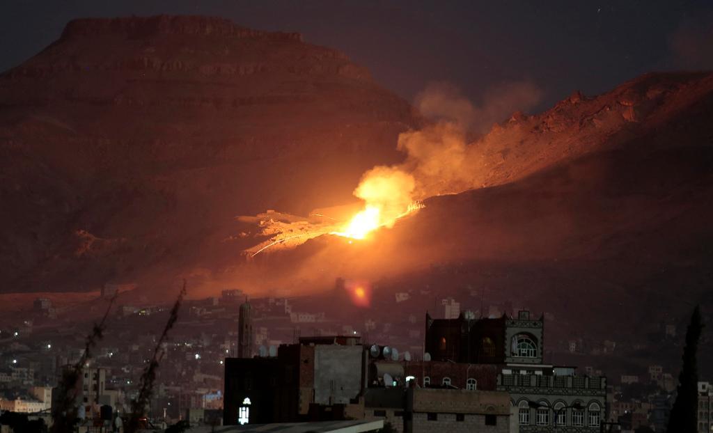 Ett flyganfall i utkanten av Jemens huvudstad Sanna. (Foto: Hani Mohammed/AP/TT-arkivbild)