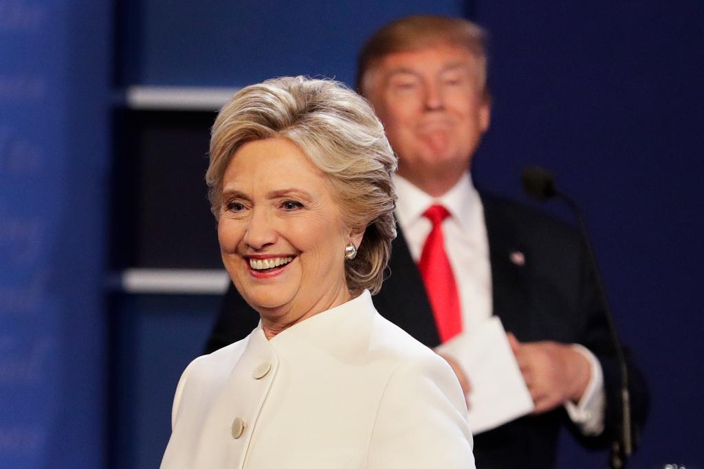 Presidentkandidaterna Hillary Clinton och Donald Trump debatterade bland annat landets ekonomi i den sista tv-sända debatten. (Foto: John Locher/AP/TT)