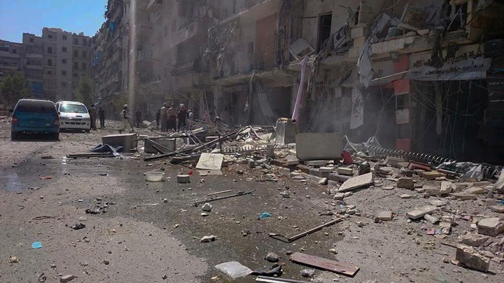 Förödelsen är stor i de rebellkontrollerade delarna av den krigshärjade syriska storstaden Aleppo. (Foto: Vita hjälmarna/AP/TT-arkivbild)