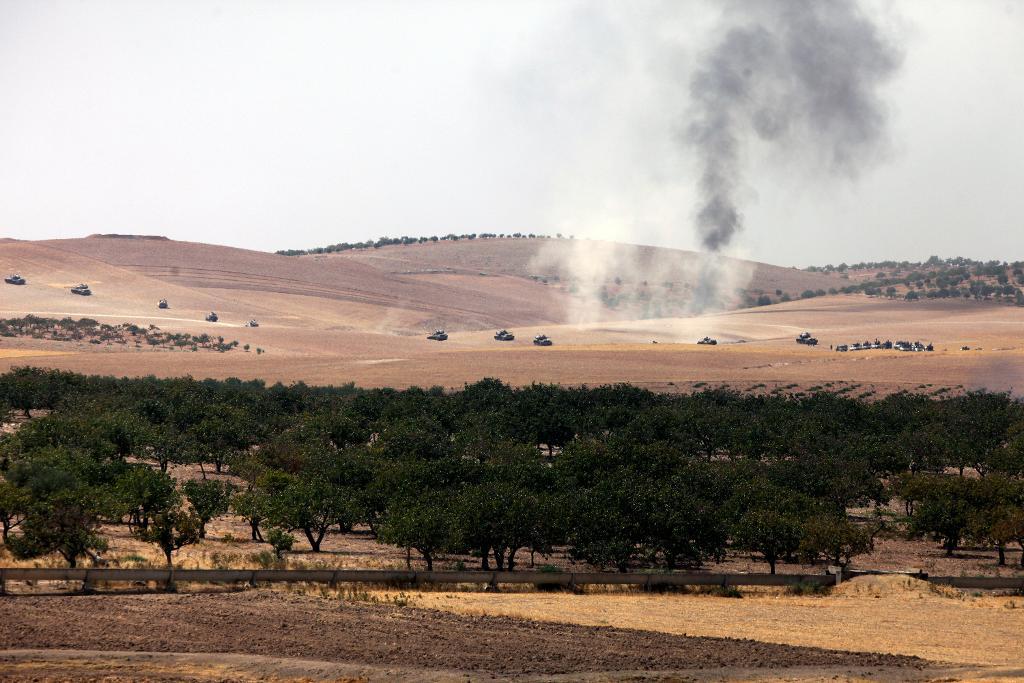 Turkiet inledde en militäroffensiv i Syrien den 24 augusti, då stridsvagnar rullade över gränsen för att bekämpa jihadister såväl som de kurdiska styrkor som Ankara beskriver som terrorister. Bilden är från samma dag som offensiven inleddes. (Foto: AP/TT)