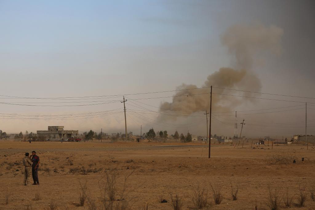 Rök stiger från IS-fästen i Mosul i Irak. (Foto: AP/TT)