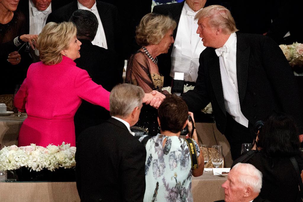 Donald Trump och Hillary Clinton skakade hand vid välgörenhetsmiddagen. (Foto: Evan Vucci/AP/TT)