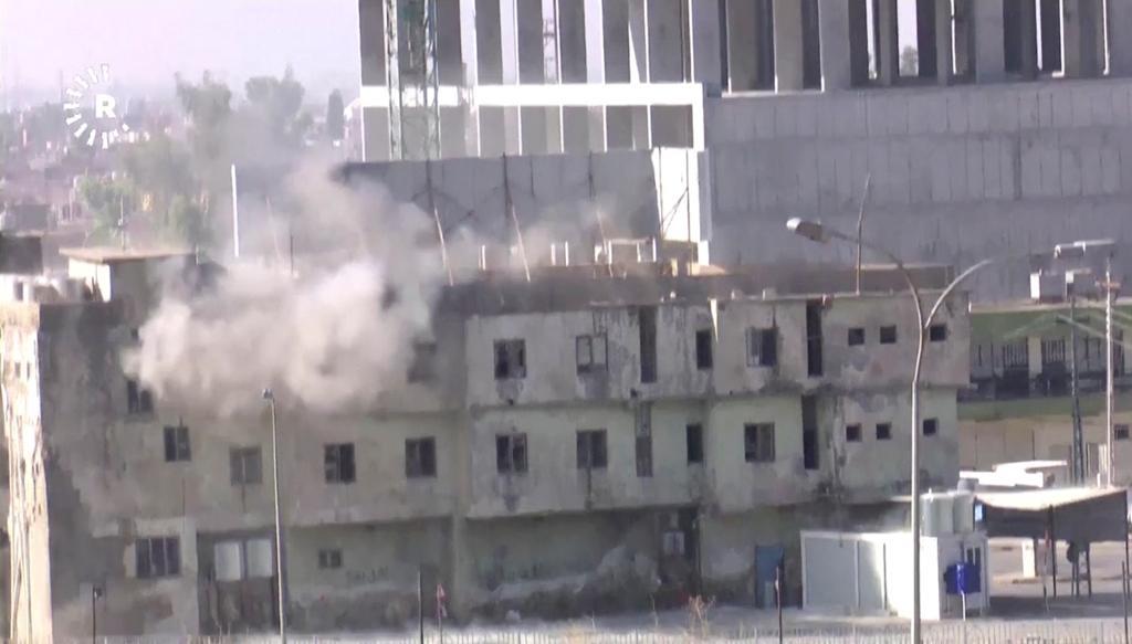 En tv-bild på en attackerad byggnad i Kirkuk på fredagen. (Foto:
Rudaw/AP)