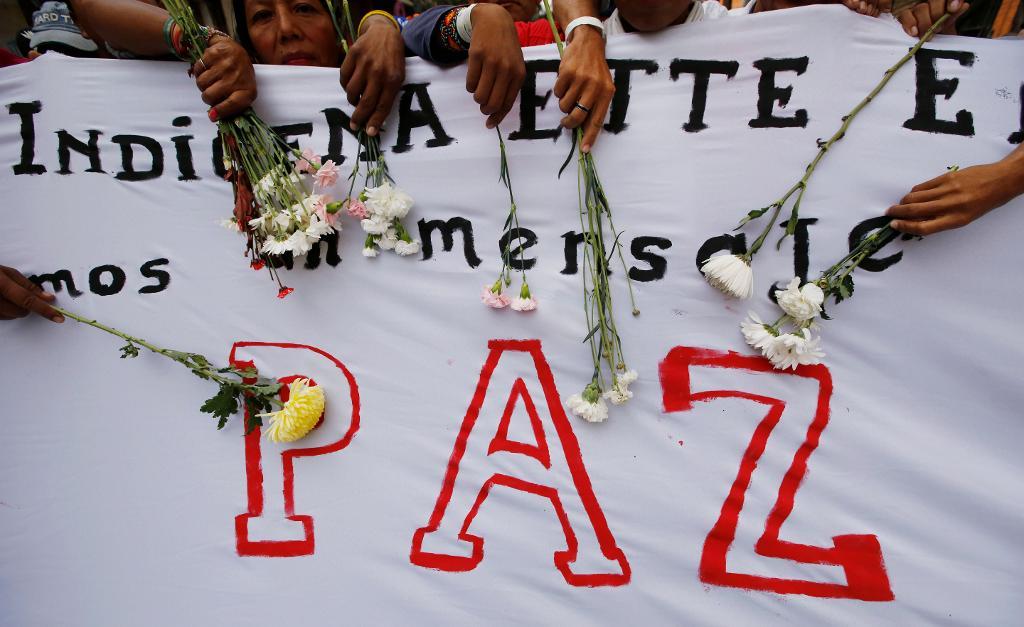 En banderoll med ordet "fred" vid en fredsmarsch i Bogotá i Colombia förra veckan. (Foto: Fernando Vergara/AP/TT)
