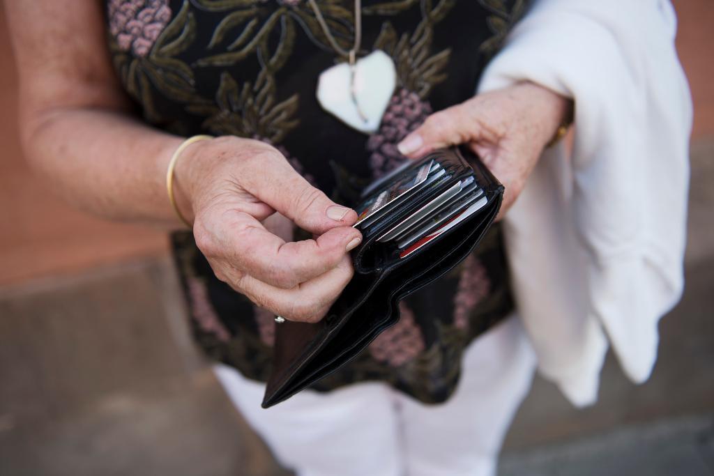 Svenskarna fortsätter att välja kort i stället för kontanter när det är dags att betala. (Foto: Izabelle Nordfjell/TT-arkivbild)