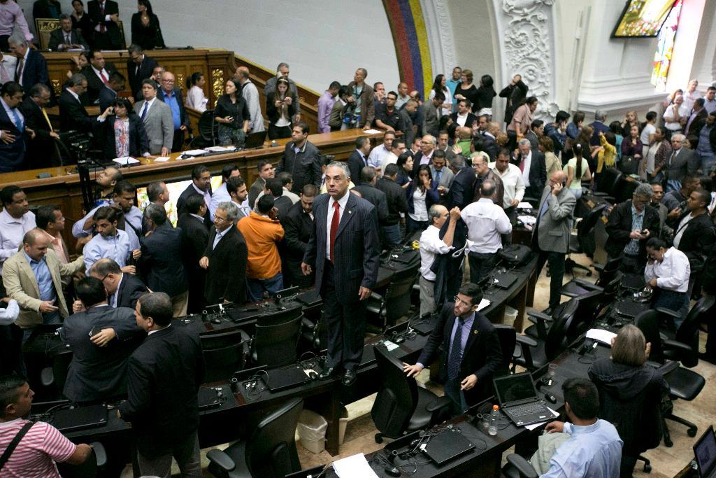 Tumult uppstod i Venezuelas nationalförsamling när oppositionen antog en resolution där regeringen påstås ha genomfört en statskupp. (Foto: Ariana Cubillos/AP/TT)