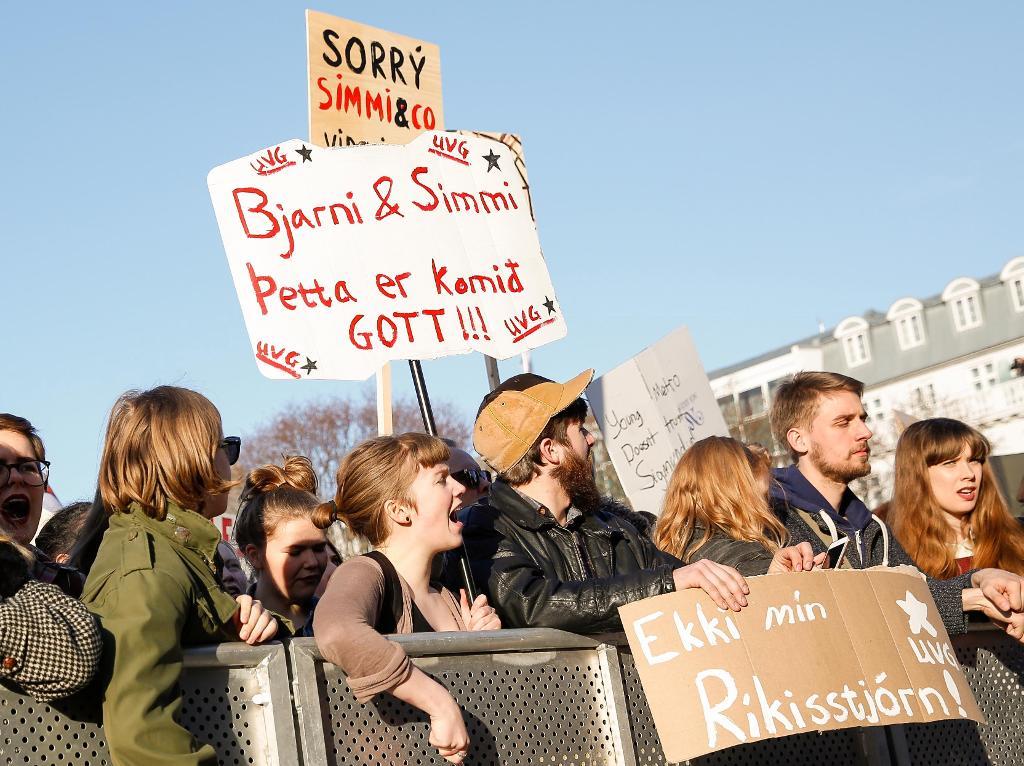 Avslöjandet om statsminister Sigmundur David Gunnlaugssons hemliga konton i skatteparadis ledde till massiva protester i Reykjavik i början av april. (Foto: Brynjar Gunnasrson AP/TT-arkivbild)
