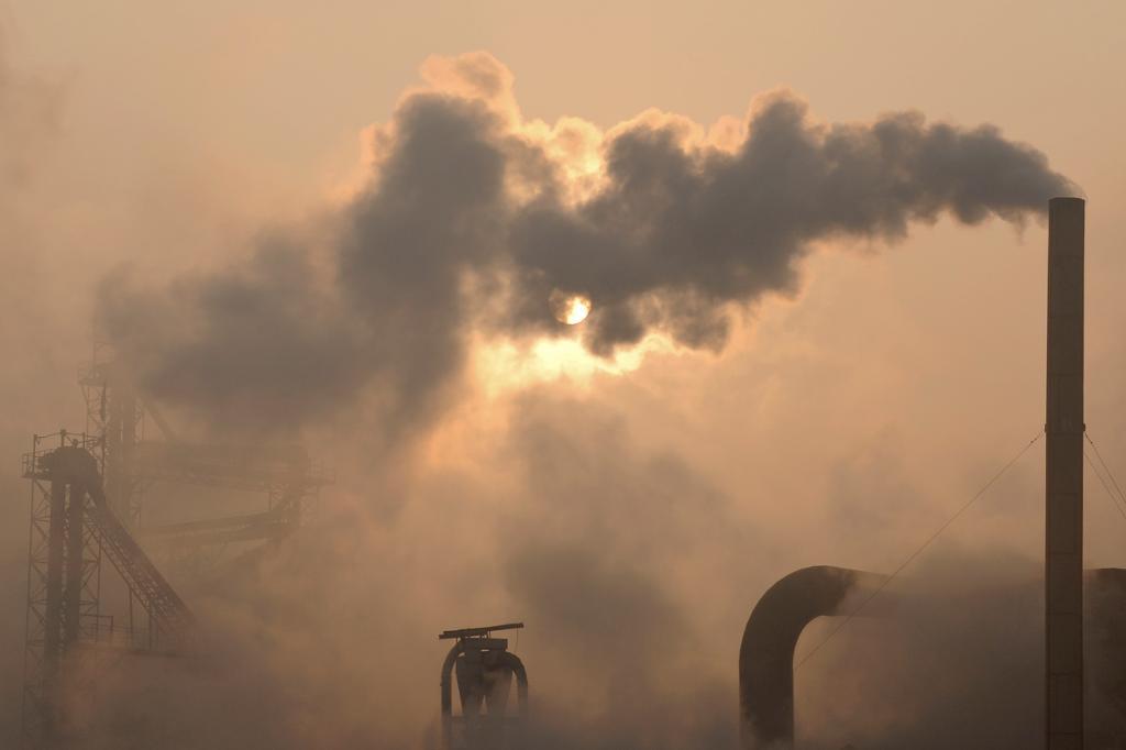 Rök från en cementfabrik i Binzhou i Shandong-provinsen i östra Kina. (Foto: Arkivbild.
AP/TT)
