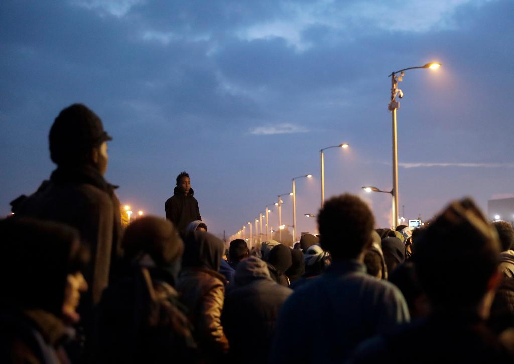 Det uppges ha gått lugnt till i går när nästan 2 000 personer lämnade "Djungeln" i Calais. (Foto: Matt Dunham/TT/AP)