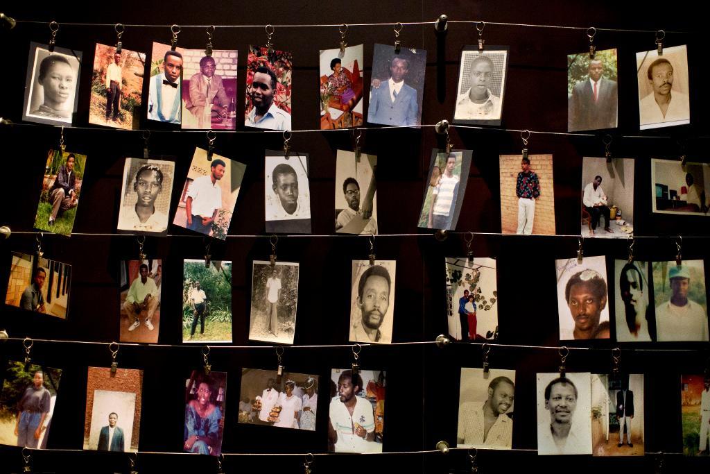 Foton på några av offren i folkmordet i Rwanda upphängda på ett minnesmuseum i Kigali, Rwanda. (Foto: Arkivbild.
Ben Curtis/AP/TT)