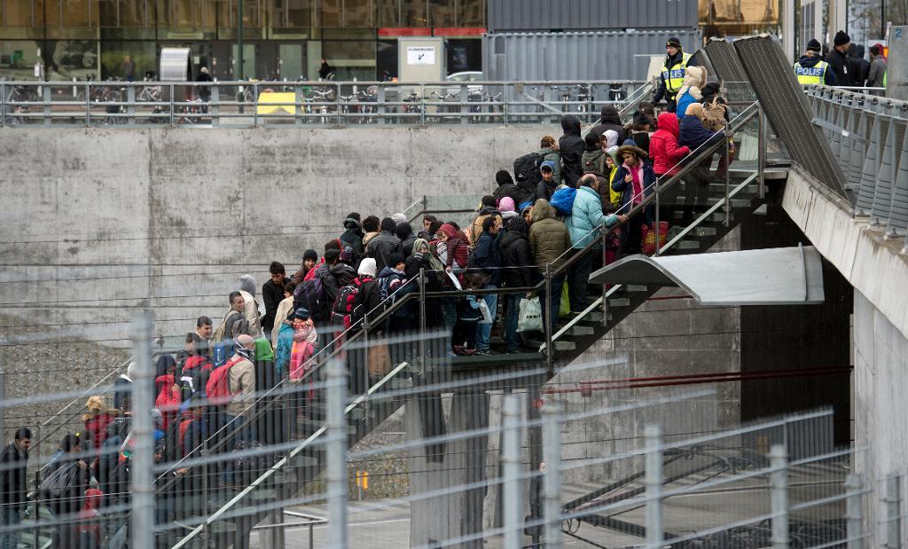Migrationsverket räknar inte med att strömmen av asylsökande från hösten 2015 upprepas under nästa år. Då anlände många asylsökande till passkontrollen vid Hyllie station vid Öresundsbron. Arkivbild. (Foto: Johan Nilsson / TT)