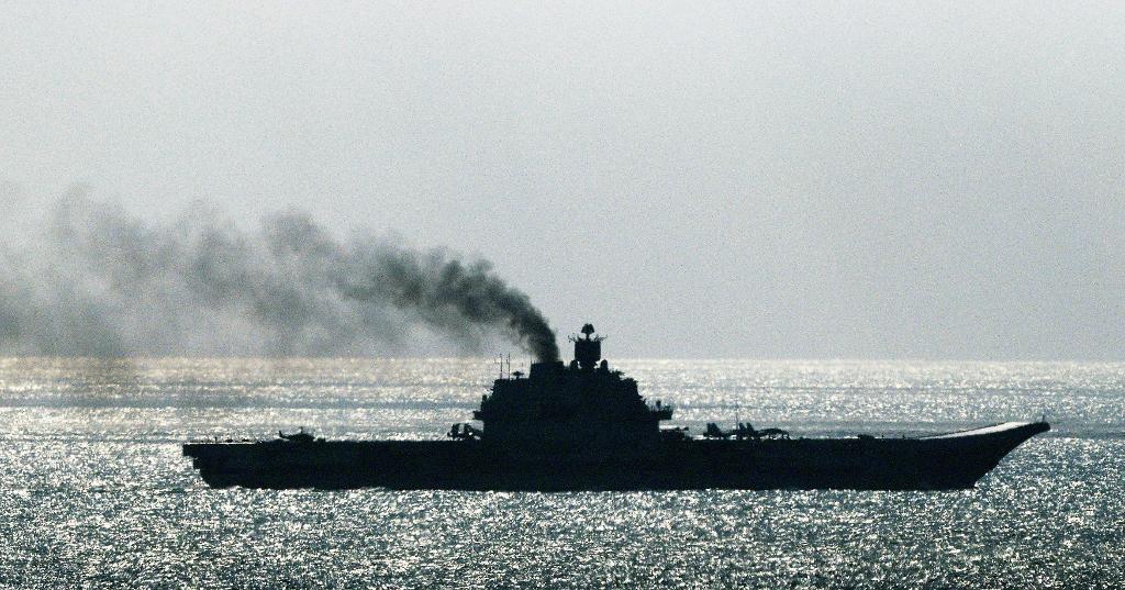 Rysslands enda hangarfartyg Admiral Kuznetsov är bland de fartyg som är på väg till Syrien. Arkivbild. (Foto: Gareth Fuller/AP/TT)