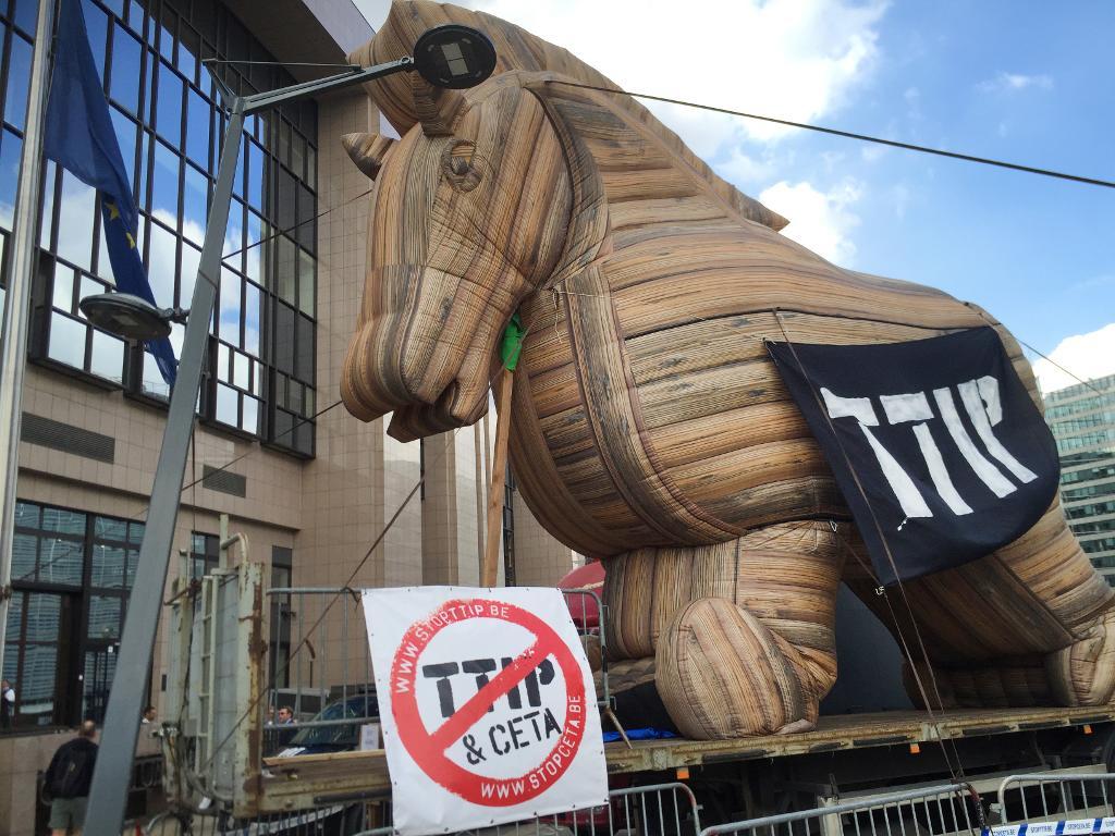 Ceta-avtalet är en "trojansk häst" tycker handelsmotståndarna som demonstrerar utanför EU:s ministerråd i Bryssel. Arkivbild. (Foto: Wiktor Nummelin/TT)

