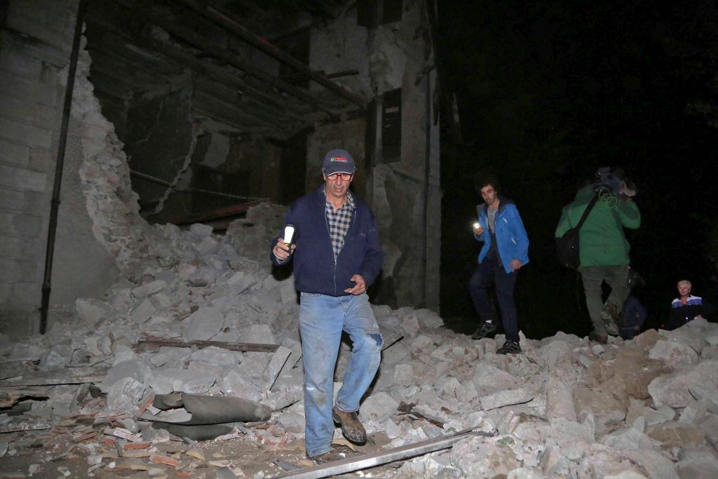 Invånare i orten Visso inspekterar skadorna efter onsdagskvällens jordskalv. Två personer rapporterades skadade där. (Foto: Matteo Crocchioni/AP/TT)