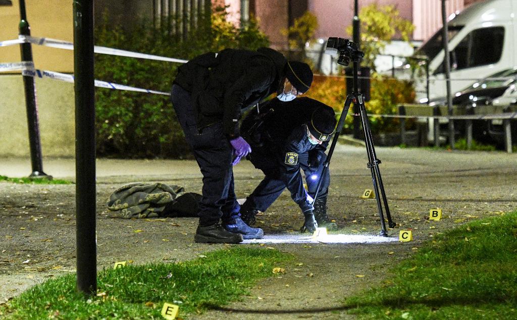 Polisens tekniker på plats efter en skottlossning i Enskede i södra Stockholm tidigare i år. Antalet registrerade skjutningar i länet har aldrig varit så många som nu. (Foto: Johan Nilsson/TT)