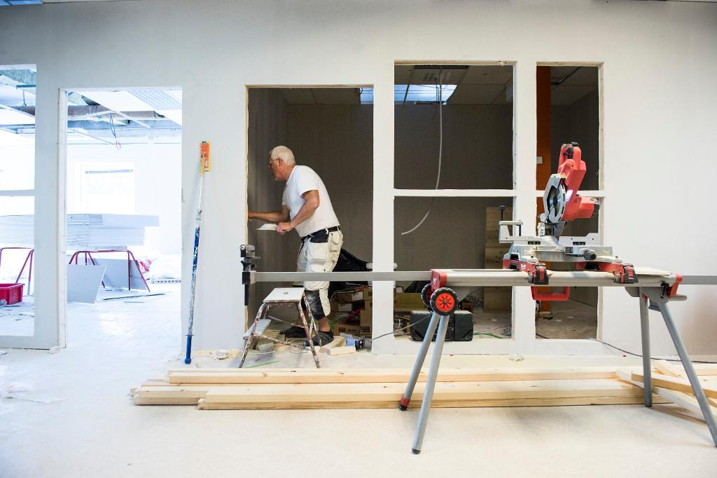 
Snickare som jobbar efter pensionen. (Foto: Pontus Lundahl/TT-arkivbild)